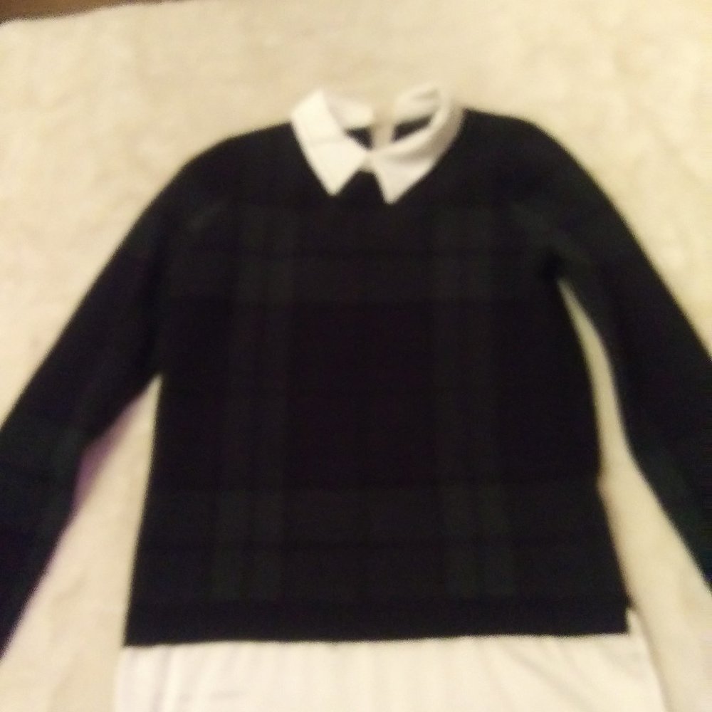 Tahari xs sweater with collar blue plaid